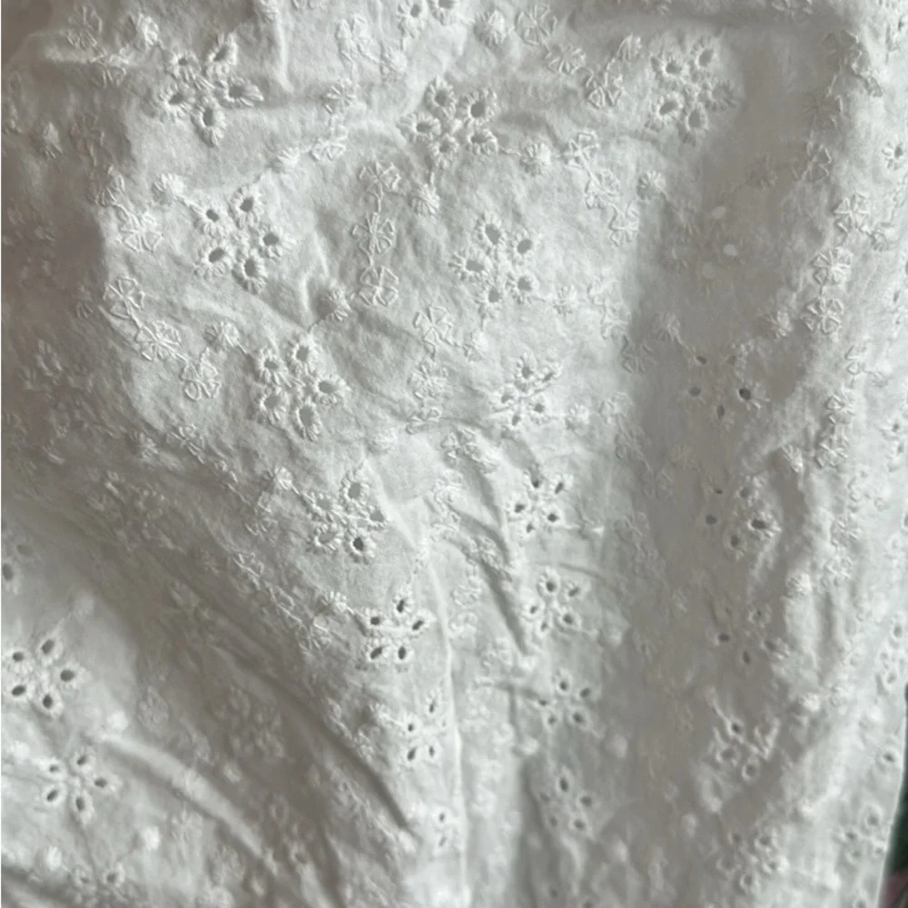 Divided chic white